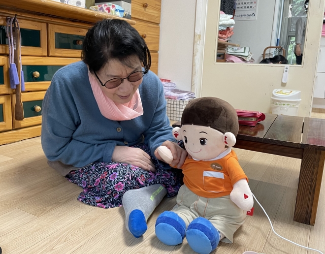 한 어르신이 터치 인식 기반의 봉제인형 로봇인 말벗인형과 대화하고 있다. 서울 관악구는 홀몸어르신과 장애인을 대상으로 AI 반려로봇 보급하고 있다.  관악구 제공.