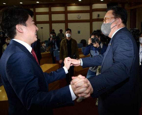 이준석 국민의힘 대표와 정진석 국회부의장이 6일 오전 서울 여의도 국회 의원회관에서 제8회 전국동시지방선거 중앙선대위발대식 및 광역단체장 공천장 수여식을 마친 후 손을 잡고 대화하고 있다. 2022.5.6 연합뉴스