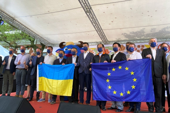 2022년 5월 7일 대만 타이페이에서 열린 유럽의 날 행사에서 필립 그제고르제프스키 유럽경제무역청(EETO) 국장이 유시쿤 대만 국회의장, 조셉 우 외교부장 및 기타 유럽 외교관 옆에서 EU와 우크라이나 국기를 들고 있다. 로이터 연합뉴스