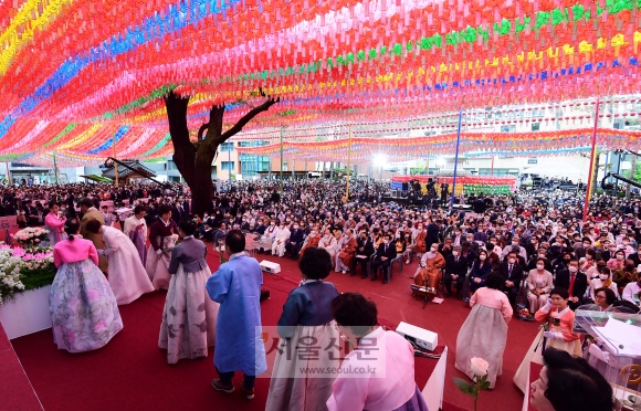 8일 오전 서울 종로구 조계사에서 열린 ‘불기2566년 부처님 오신날 법요식’ 참석자들이 헌화를 하고 있다.2022. 5. 8 정연호 기자