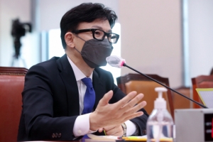 한동훈 “조국 수사 어려운 여건서 최선 다해” vs 민주당 “한판 하자는 거냐”