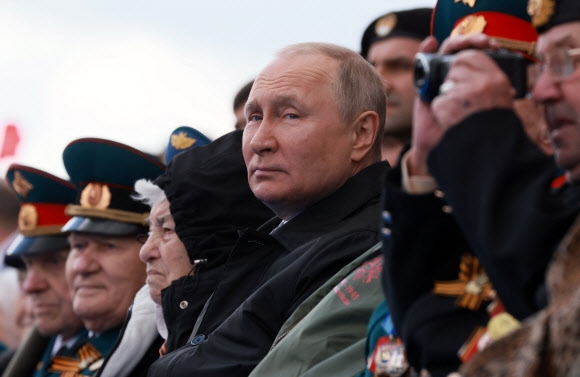 블라디미르 푸틴 러시아 대통령이 9일(현지시간) 러시아 모스크바 붉은광장에서 열린 제2차 세계대전 전승절 77주년 기념 열병식에 참석한 모습. 2022.5.9 모스크바 로이터 연합뉴스