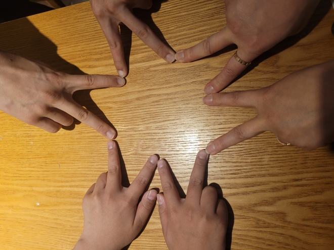 황보현씨와 두 아들 김윤일·승빈군이 지난 8일 경기 부천의 한 카페에서 각자 양손으로 ‘V’자 표시를 한 뒤 별 모양을 만들어 보이고 있다.