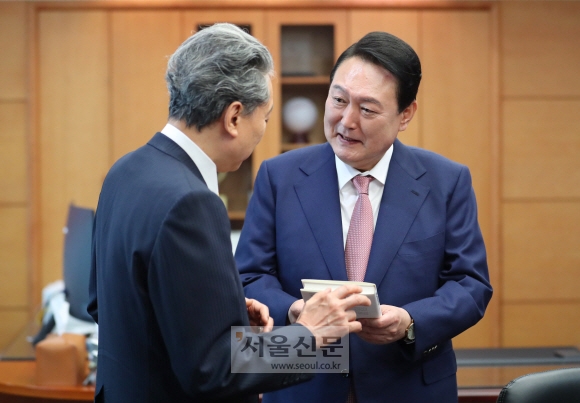 尹錫淑（ユン・ソクヨル）大統領は、9日の午後、ソウル鍾路区東義洞の買収委員会で、鳩山元首相と会談する。2022.05.09記者オ・チャンファン