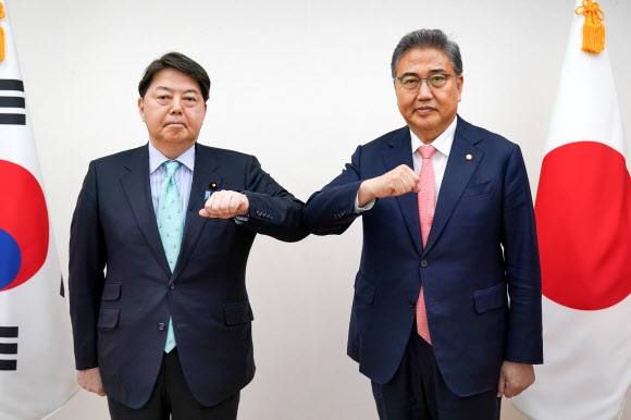 박진(오른쪽) 외교부 장관 후보자가 9일 서울에서 하야시 요시마사 일본 외무상과 만찬회동 전 팔꿈치 인사를 하고 있다. 외교부 제공