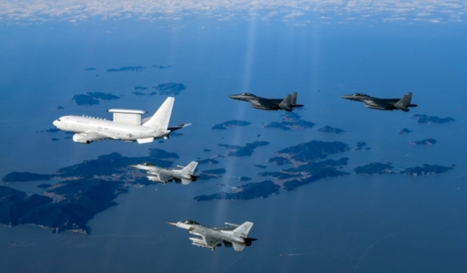 지난 1월1일 오전 공군 항공통제기 E-737 ‘피스아이’(왼쪽 맨 앞)가 F-15K, KF-16 전투기의 엄호를 받으며 서해 상공을 비행하고 있다. 국방부 제공