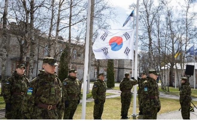 지난 5일 오후(현지시간) 에스토니아 탈린 나토(NATO) 사이버방위센터 본부에서 신규 정회원 가입국인 대한민국 국기가 게양되고 있다. 2022.05.09 CCDCOE 제공