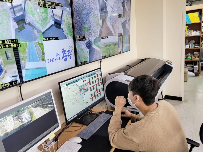 충주시 국가하천 스마트 홍수관리 시스템 상황실. 충주시 제공