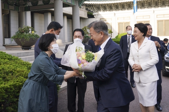 문재인 전 대통령과 부인 김정숙 여사가 9일 오후 청와대 본관 앞에서 직원들에게 꽃다발을 받고 있다. 2022.5.9 청와대 제공