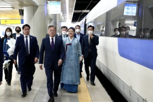 문재인 전 대통령 양산 사저에서 ‘잊혀진 사람 삶’ 시작...차분한 가운데 지지자 등 북적