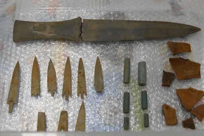 평창군 평창읍 천동리에서 발견된 청동기 추정 유물. 평창군 제공