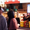 북적북적 손님… 일손 달려 끙끙