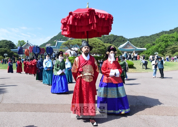 윤석열 정부 출범과 함께 10일 전면 개방된 청와대에서 왕가의 산책 기념 행사가 열리고 있다. 정연호 기자