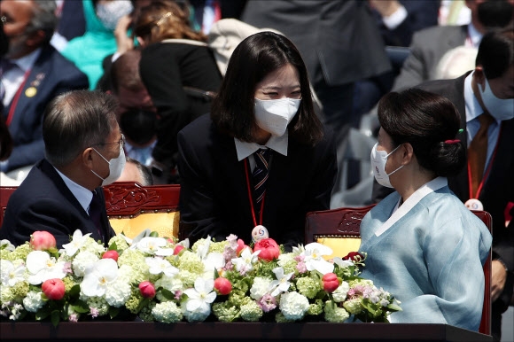 문재인 전 대통령과 김정숙 여사가 10일 오전 국회에서 열린 제20대 대통령 취임식에 참석, 자리로 찾아온 더불어민주당 박지현 공동비대위원장과 대화하고 있다. 국회사진기자단