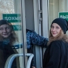 反푸틴 러시아 여성 로커, 가택연금 중 극적인 국외 탈출