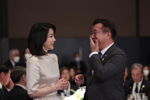 김건희 여사, 윤호중 비대위원장과 ‘화기애애’ 대화