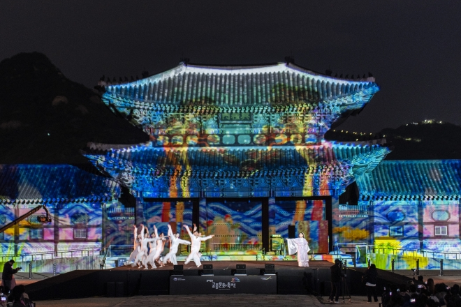 10일 ‘2022 궁중문화축전’ 개막제 행사가 열린 경복궁에서 화려한 미디어 파사드가 선보이고 있다. 류재민 기자 phoem@seoul.co.kr