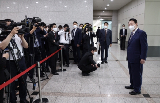 윤석열 대통령이 11일 오전 용산 대통령실 청사로 출근하며 발언하고 있다.2022. 5. 10 사진제공 대통령실