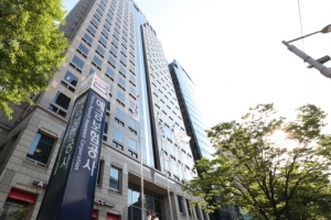 광화문 예금보험공사 건물서 20대 남성 추락…행인 1명도 부상