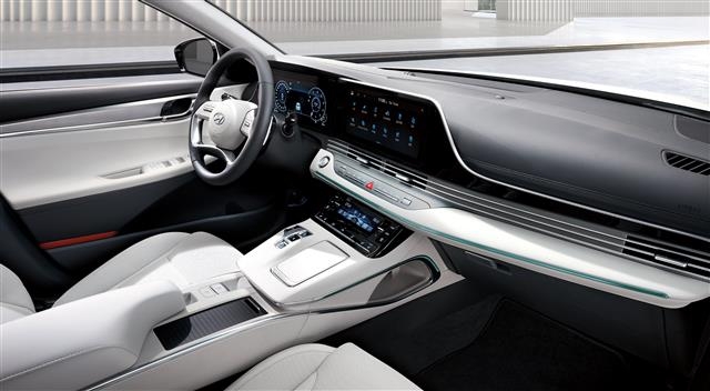 현대자동차가 11일 출시한 ‘2022 그랜저’의 내부 대시보드 모습. 12.3인치 컬러 LCD 클러스터 등으로 단장했다.  현대자동차 제공