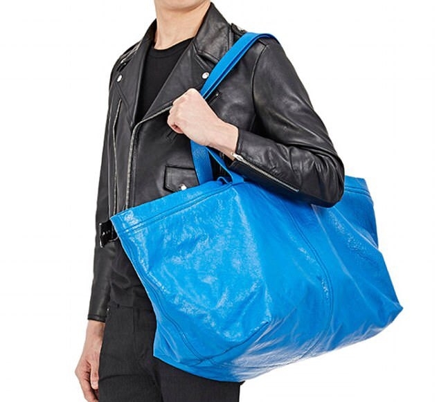 이케아의 비닐 가방과 색깔과 크기, 모양이 유사해 논란이 됐던 발렌시아가의 제품. 2022.5.11  트위터 캡처