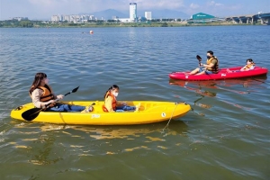 낙동강 강바람에 실려 수상레포츠 즐긴다