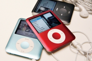 iPod 2001. 10~2022. 05 아이폰을 낳고  아이폰에 밀려  아이팟 떠나다