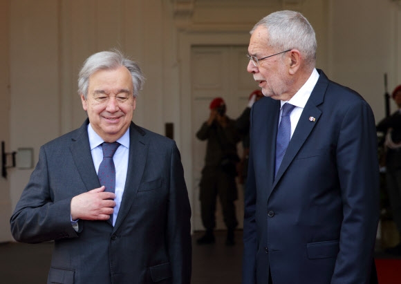 알렉산더 판데어벨렌(오른쪽) 오스트리아 대통령과 안토니우 구테흐스(왼쪽) 유엔 사무총장이 오스트리아 빈에서 열린 회담에 앞서 사진 촬영을 위한 포즈를 취하고 있다. 2022.5.11 EPA 연합뉴스