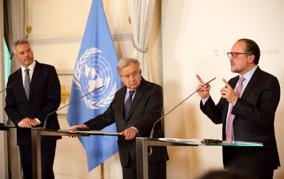 안토니우 구테흐스(가운데) 유엔 사무총장이 오스트리아 빈에서 카를 네함머(왼쪽) 오스트리아 총리, 알렉산더 샬렌베르크 오스트리아 외무장관(오른쪽)과의 회담 후 공동 기자회견을 하고 있다. 2022.5.11 EPA 연합뉴스