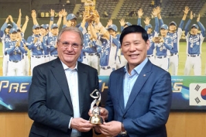 허구연 KBO 총재 세계야구연맹 총재와 유소년야구 협력 논의