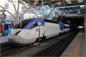 강원 강릉시민단체들이 KTX 강릉선을 1시간대로 줄여 달라고 국토부장관과 강원도시자 후보들에게 각각 건의해 관심을 끌고 있다. 강릉역에 정차해 있는 KTX열차. 강릉시 제공