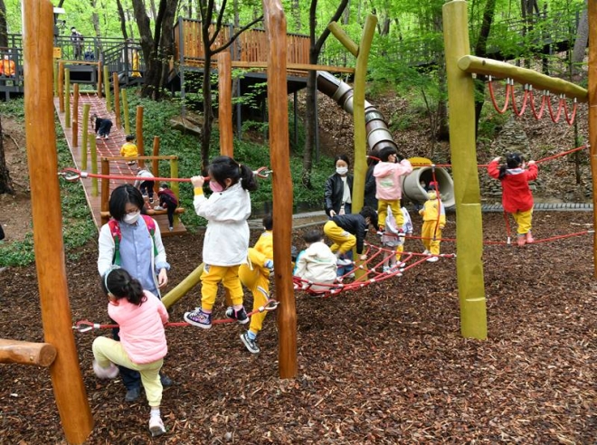 아이들이 수락산 노원골 ‘유아숲 체험원’에서 뛰노는 모습. 노원구 제공