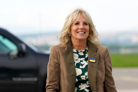 조 바이든 미국 대통령의 부인 질 바이든 여사가 지난 8일(현지시간) 우크라이나를 깜짝 방문한 뒤 슬로바키아 코시체 국제 공항에서 우크라이나 국기 배지를 재킷에 단 채 전용기를 타러 가고 있다. 코시체 AFP 연합뉴스 