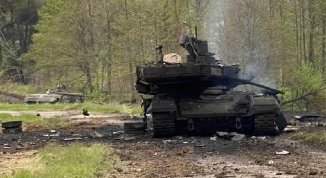 우크라이나에서 파괴된 T-90M 탱크 / 우크라이나 국방부 트위터