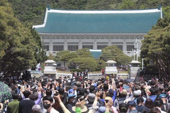 국민대표 74인을 비롯한 시민들이 10일 오전 서울 종로구 청와대에 들어서고 있다. 정연호 기자