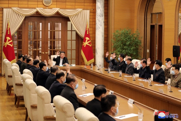 김정은 북한 국무위원장이 마스크를 벗고 회의를 주재하는 가운데 참석자들이 마스크를 쓰고 있는 모습. 조선중앙통신 홈페이지 캡처