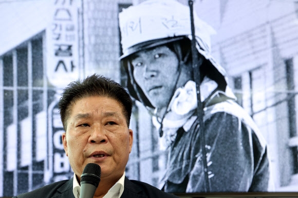 다큐멘터리 영화를 통해 ‘김군’으로 알려졌던 차복환씨가 12일 5·18민주화운동진상규명조사위원회 대국민 보고회에 참석해 자신의 사진 앞에서 발언하고 있다. 연합뉴스