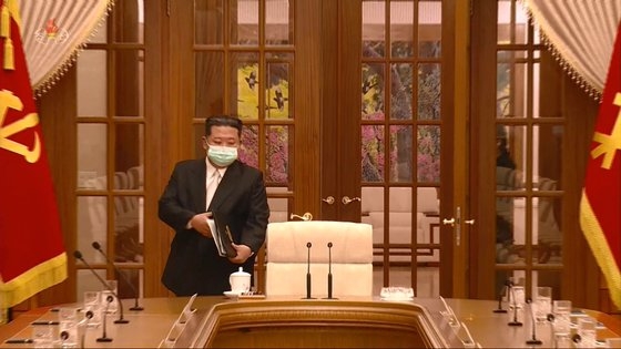 12일 열린 북한 노동당 중앙위원회 제8기 제8차 정치국회의에서 김 위원장이 마스크를 착용하고 회의장에 입장하고 있다. 조선중앙TV