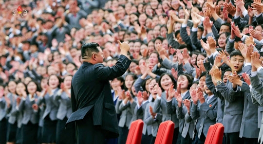 김정은 북한 국무위원장이 열병식 참가 청년들을 향해 오른손 엄지손가락을 치켜들고 있다. 조선중앙TV