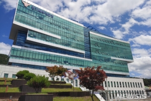 등교길 초등학생 집으로 끌고가 성폭행한 80대 구속송치