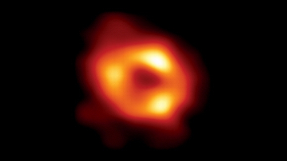 우리 은하  블랙홀 이미지 첫 포착 세계 주요 전파망원경을 연결해 블랙홀을 관측해온 ‘사건지평선망원경’(EHT) 프로젝트 과학자들이 한국시간으로 12일 오후 10시 기자회견을 열어 우리 은하 중심부에 있는 초대질량 블랙홀 ‘궁수자리A*’의 실제 이미지를 공개했다. 지구에서 약 2만 7000광년 떨어진 블랙홀을 포착한 것으로, 인류가 직접 관측한 블랙홀 중에 가장 가깝다. 가운데 검은 부분은 블랙홀과 블랙홀을 포함하는 그림자이고, 고리의 빛나는 부분은 블랙홀의 중력에 의해 휘어진 빛이다. 2019년 4월 사상 처음으로 공개된 M87 은하(지구에서 약 5500만 광년)의 초대질량 블랙홀 실제 이미지와 유사하다는 점에서 아인슈타인의 일반상대성 이론이 실증됐다는 평가다.  한국천문연구원·EHT 제공
