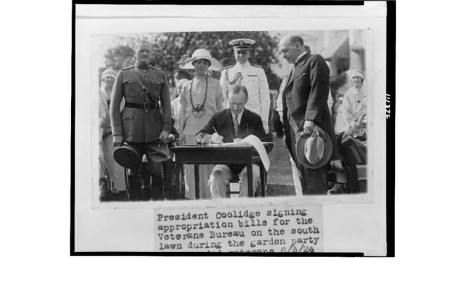 1924년 존 캘빈 쿨리지 전 미국 대통령이 미국 이민사에서 가장 인종차별적인 악법으로 평가받는 ‘이민법’에 사인하고 있다. 후마니타스 제공
