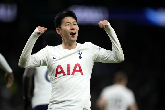 Son Heung-min, do Tottenham Hotspur, comemora após marcar o terceiro gol da equipe durante a partida da Premier League inglesa (EPL) entre Tottenham Hotspur e Arsenal no Tottenham Hotspur Stadium, em Londres, Inglaterra, às 12h (horário local).  Agência de notícias Yonhap