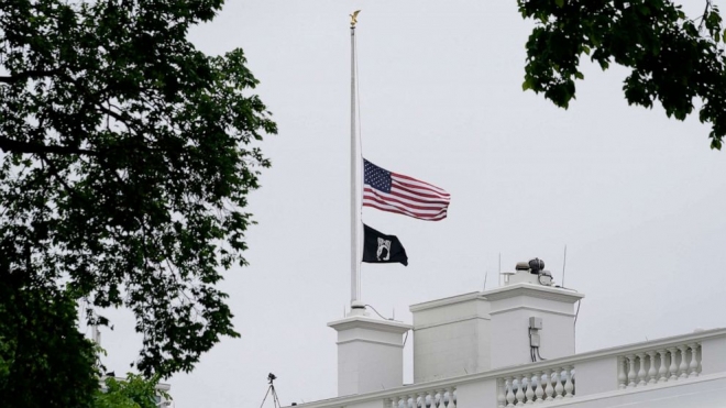 미국의 코로나19 사망자가 100만명을 넘어선 12일(현지시간) 워싱턴DC 백악관 건물 옥상에 조기가 걸려 있다.  AP통신