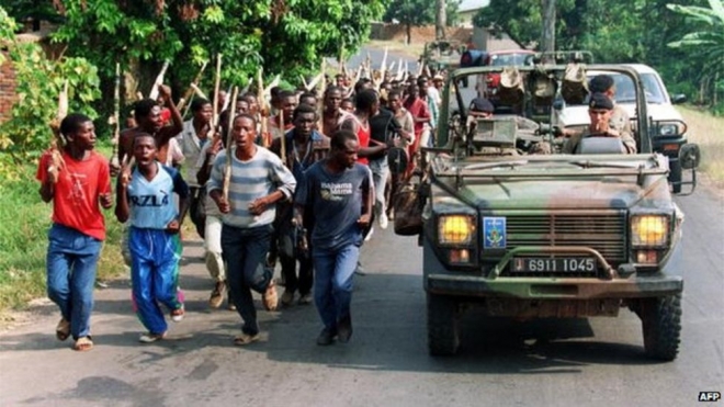이 사진은 조금 충격적이다. 지난 1994년 르완다 대학살에 나선 후투족 무장 전사들이 소수 투치족을 학살하러 몰려가는데 프랑스군 병사들이 마치 에스코트하는 것처럼 보이기 때문이다. AFP 자료사진 연합뉴스 