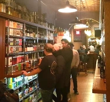 미국 뉴욕의 유명 보틀숍 ‘카미인 스트리트 비어’(Carmine Street Beers)에서 고객들이 사장(왼쪽)과 맥주에 대해 대화를 나누고 있다. 지효준