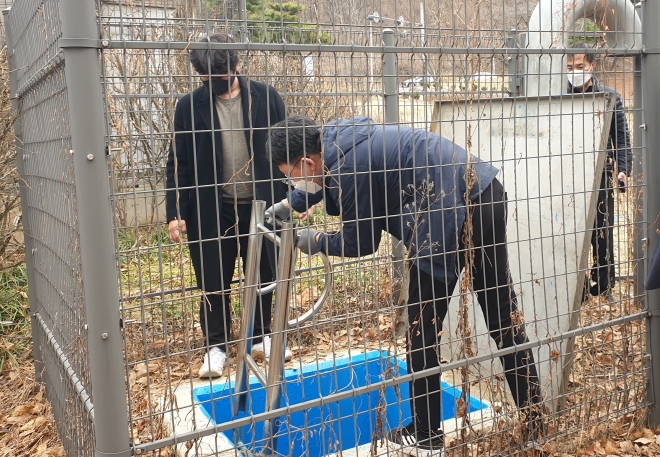 서울 관악구 관계자들이 지난 4월 빗물이나 하수 등을 모아두는 저류조를 점검하고 있다. 관악구 제공 