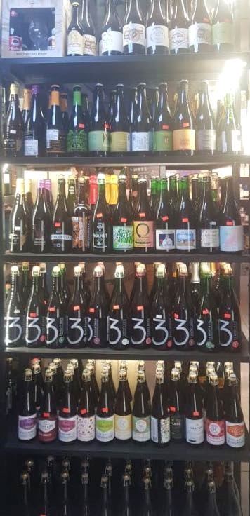 중국 베이징 둥청구의 보틀숍 ‘프랑스 슈퍼마켓’(法国小超市)에 진열돼 있는 맥주들.