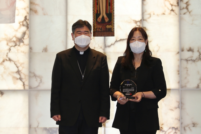 가톨릭문학상 본상을 수상한 강영숙(오른쪽) 소설가가 기념촬영을 하고 있다. 가톨릭신문사 제공