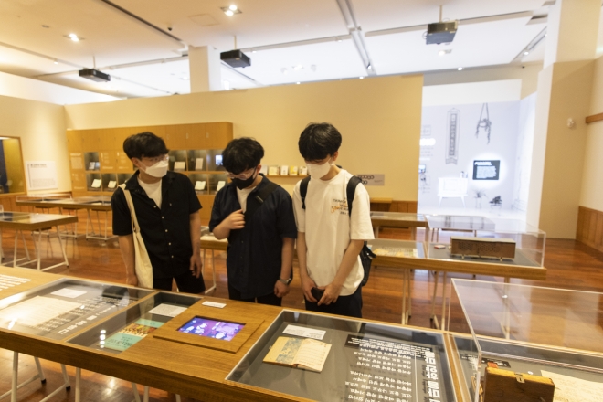 12일 국립한글박물관을 찾은 학생들이 동요의 역사를 살피고 있다. 류재민 기자 phoem@seoul.co.kr